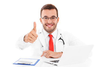 רופא מחייך ליד מחשב נייד